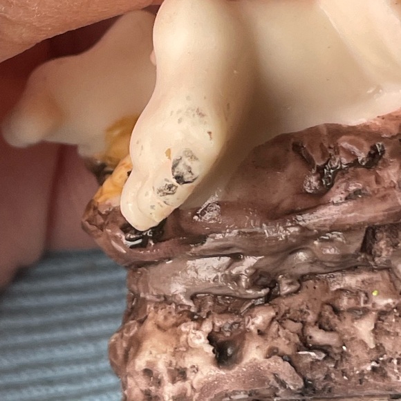 Adorable Kissing Sisters Figurine - Picture 5 of 5